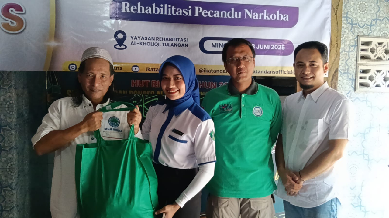 Pimpinan Pengurus Rehabilitasi Pecandu Narkoba Ponpes Al Kholiqi Gus Kholiq bersama Duta Anti Narkoba 2025 dan BNNK Sidoarjo saat momen kunjungan (Foto: Dok istimewa)