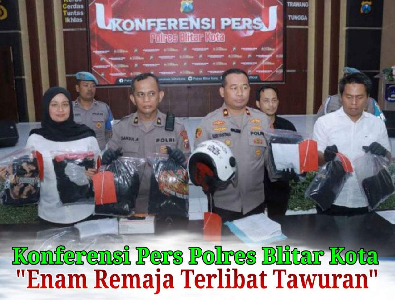 Kasi Humas Polres Blitar Kota, Iptu Samsul Anwar (kiri) saat pers rilis Kamis (12/6/2025) (Foto: Dok humas)