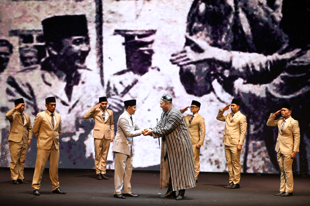 pertunjukan teater dan musik di balai budatya surabaya, mengisahkan tentang kunjungan presiden soekarno di uni soviet tahun 1956 (Foto: Dok istimewa)