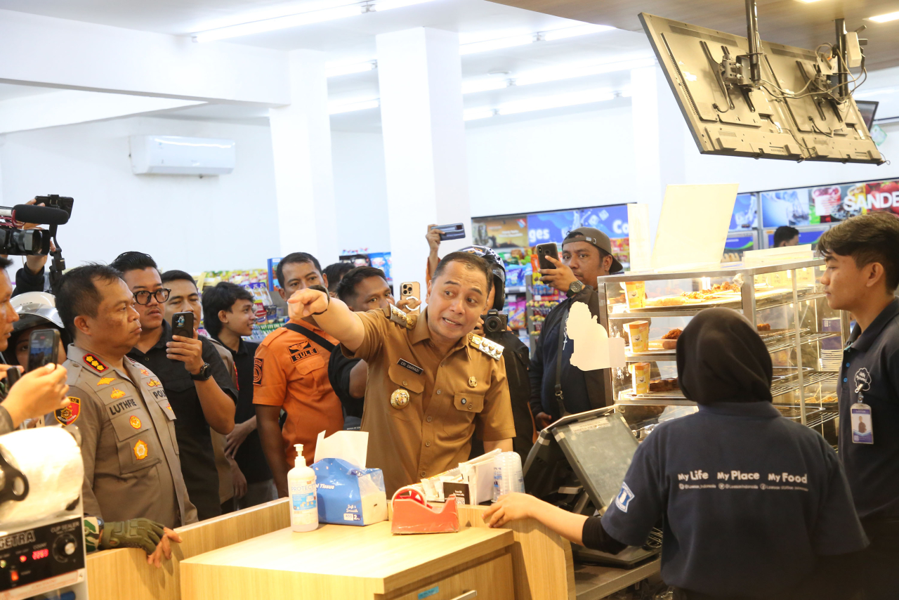 Wali Kota Surabaya, Eri Cahyadi saat sidak di toko modern yang kedapatan jukir liar, sehingga menyegel minimarket di lokasi Dharmahusada (Foto: Dok istimewa/ Hendro rakyatjelata)