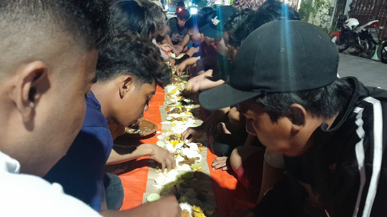Tradisi Unik Malam Hari, Pemuda Wonokusumo Jaya Makan Bersama Sembari Jalin Kekompakan