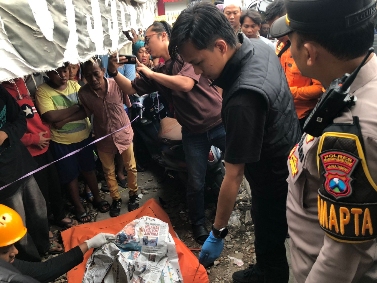 Korban pembunuhan sedang dilakukan identifikasi oleh tim Inafis Polres Pelabuhan Tanjung Perak yang berlokasi di wonokusumo jaya (Foto: Dok istimewa/humas)