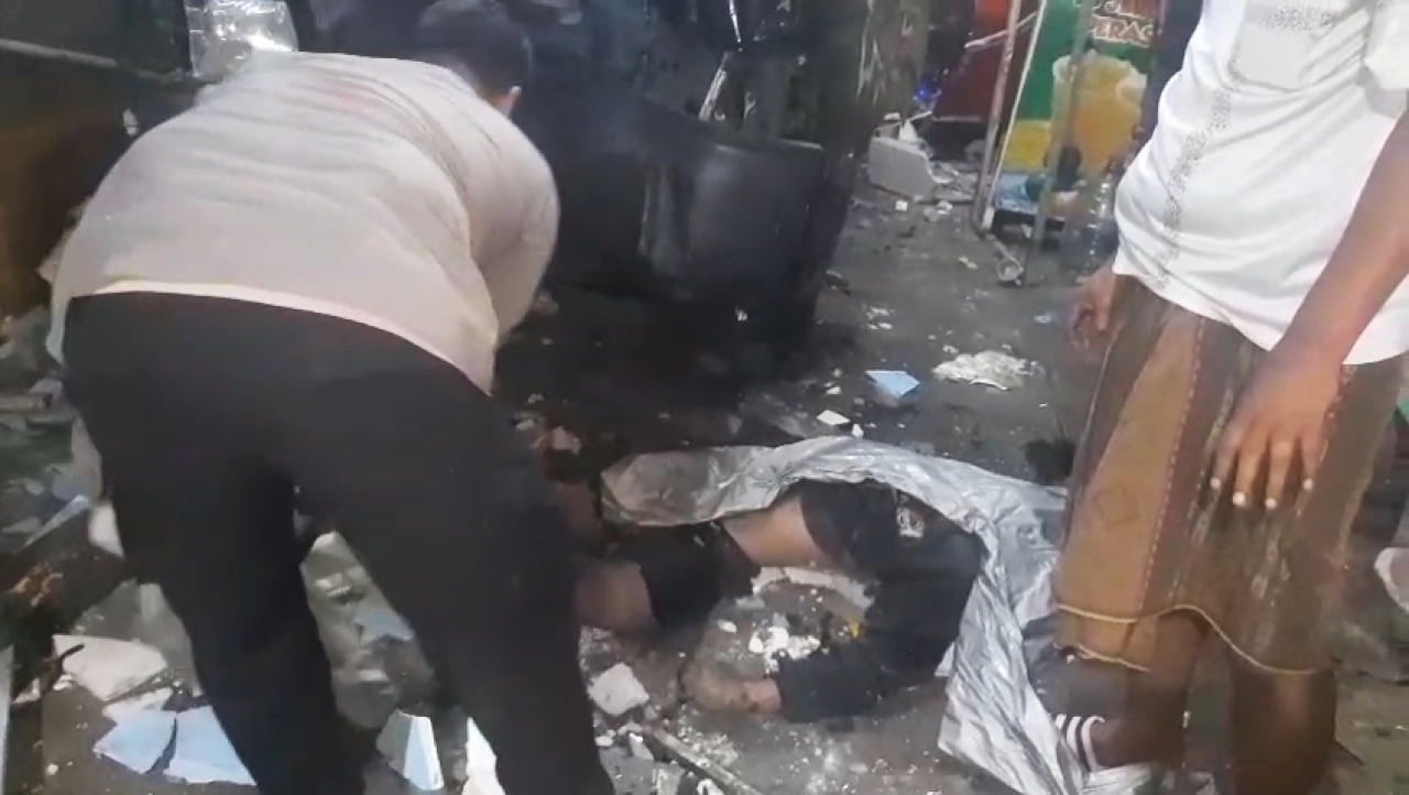 Adu Banteng Pick Up VS Motor di Kepatihan Menganti Gresik, 1 Tewas