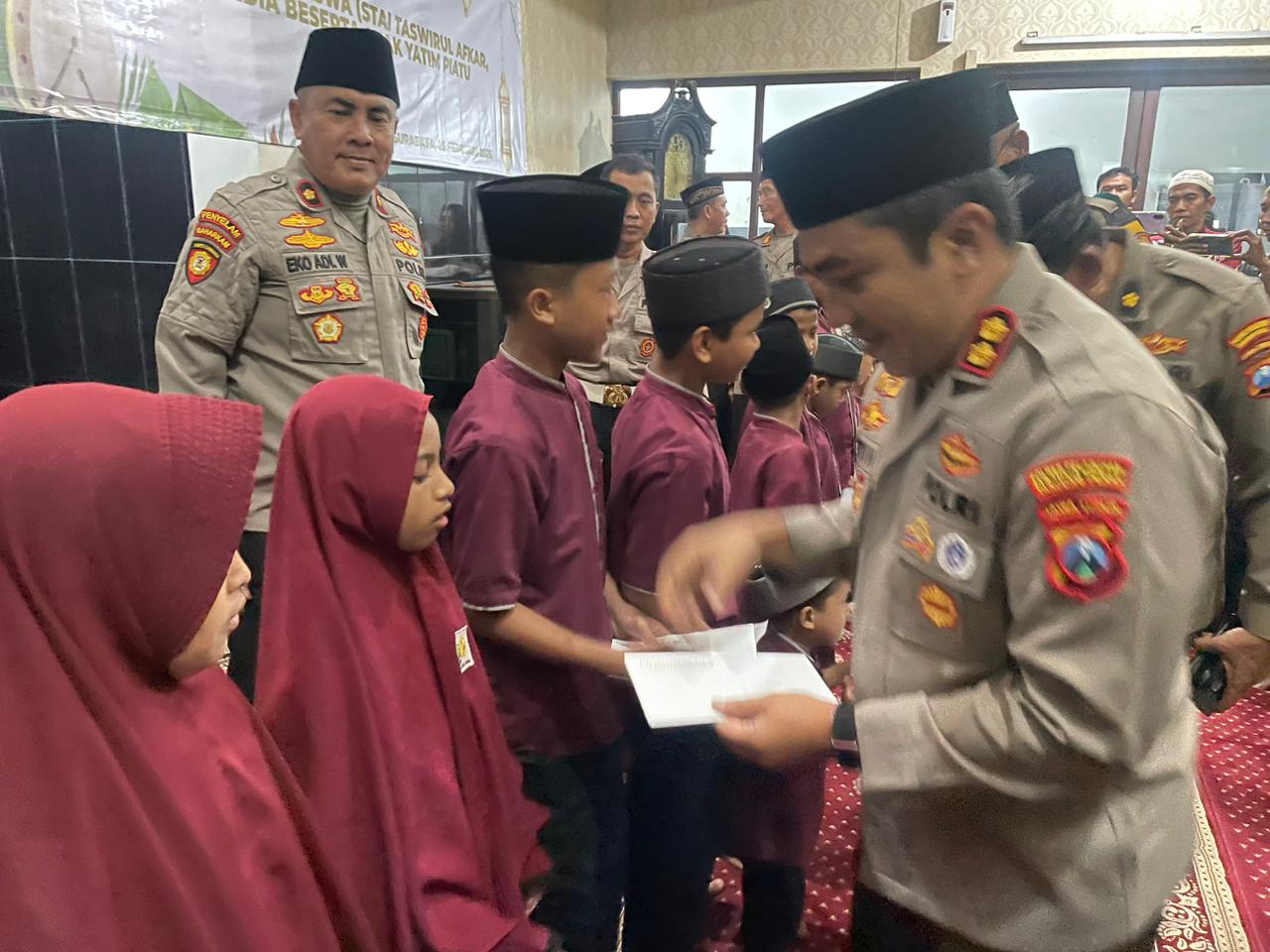 Momen Kebersamaan Kapolres Pelabuhan Tanjung Perak, Buka Bareng Insan Pers dan Puluhan Anak Yatim