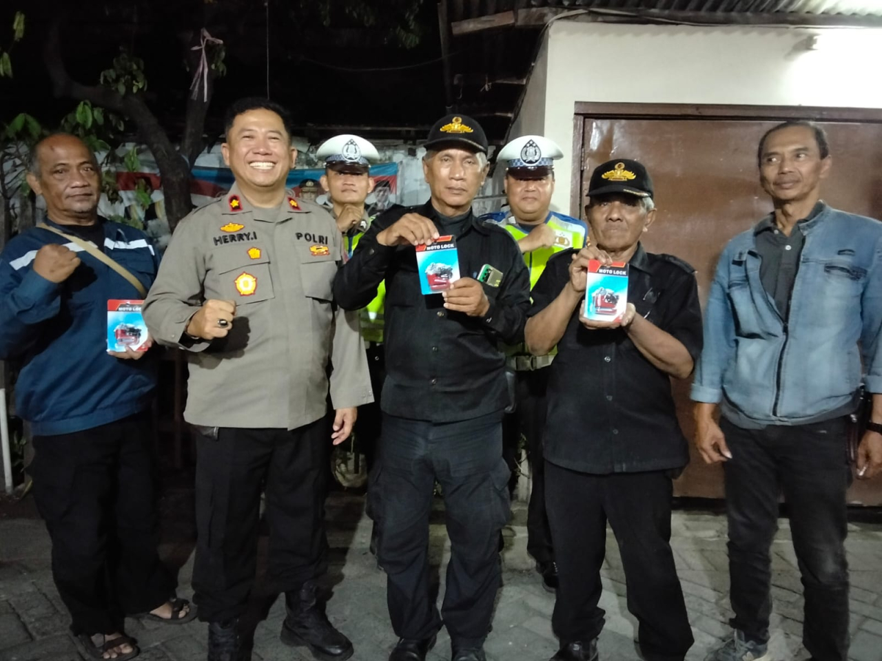 Kapolsek Semapir Kompol Herry Iswanto, S.H saat memimpin pembagian kunci ganda gratis kepada masyarakat yang berada di kelurahan Ampel sebagai titik lokasi rawan pencurian (Foto: Dok istimewa)