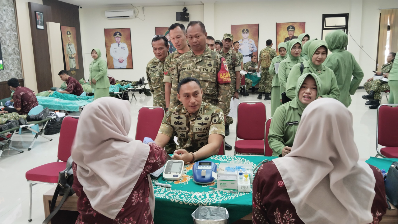 Donor Darah Warnai HUT ke-60 Korem 084/Bhaskara Jaya, Dandim Gresik dan Ketua Persit Beri Teladan Kepedulian