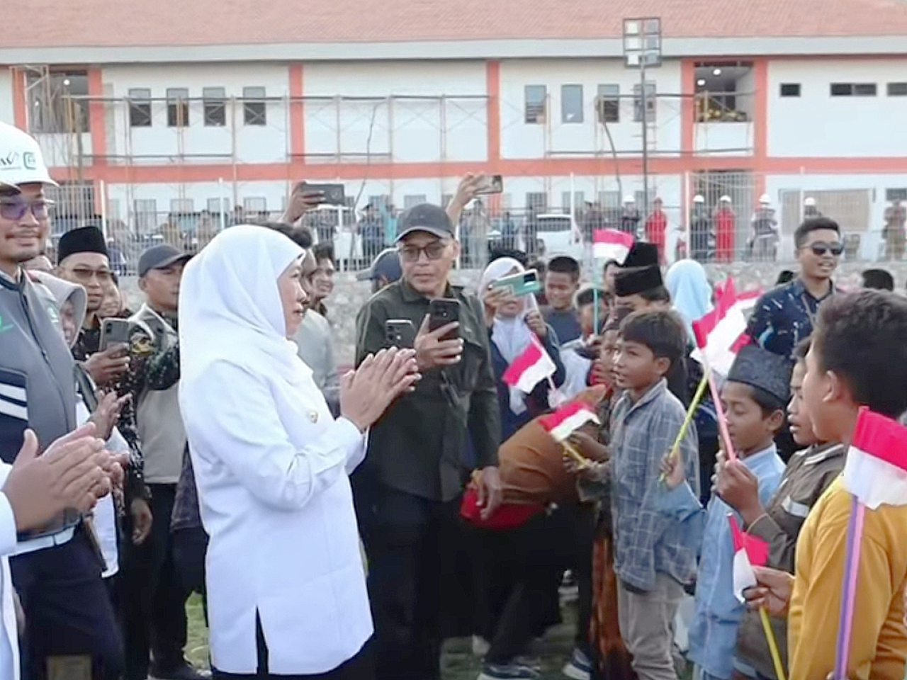 Khofifah Kunjungi SR Permanen Sampang, Terluas di Indonesia