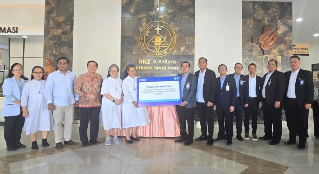 BRI Region 12 Surabaya menyerahkan satu unit mobil ambulans kepada Rumah Sakit Katolik St. Vincentius A Paulo (RKZ) Surabaya