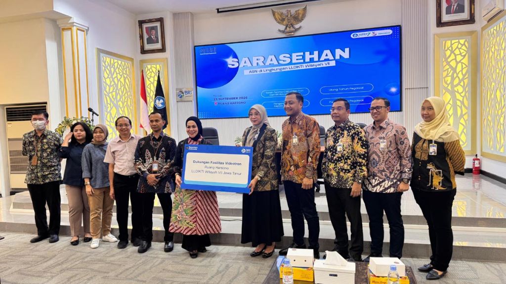 BRI BO Surabaya Rajawali menyerahkan videotron kepada LLDIKTI Wilayah VII untuk mendukung kegiatan kelembagaan dan layanan pendidikan tinggi.